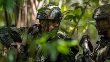  Marinier overlegt in de jungle 