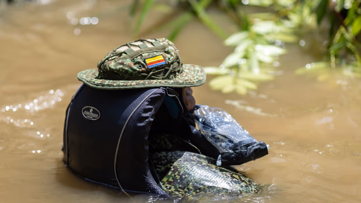Boot met mariniers en een Colombiaanse instructeur in de jungle 