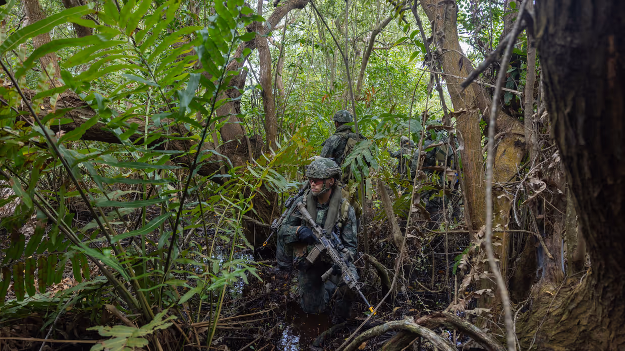 Mariniers lopen door de jungle