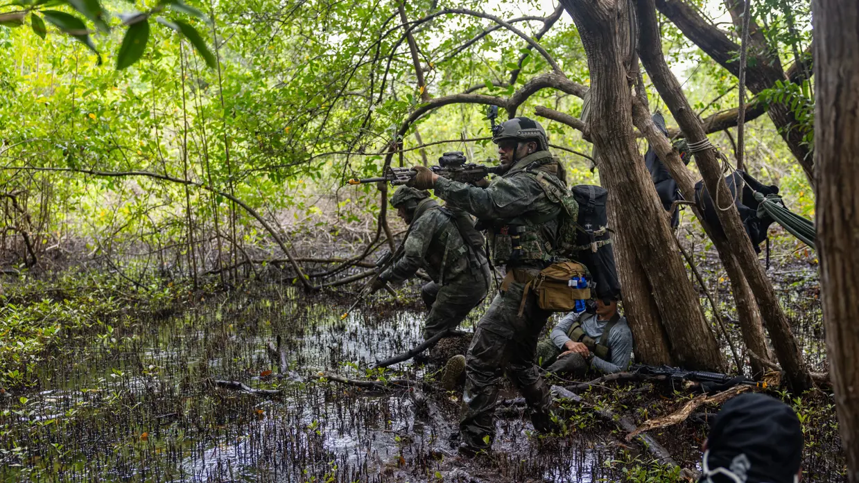 Mariniers lopen door de jungle 