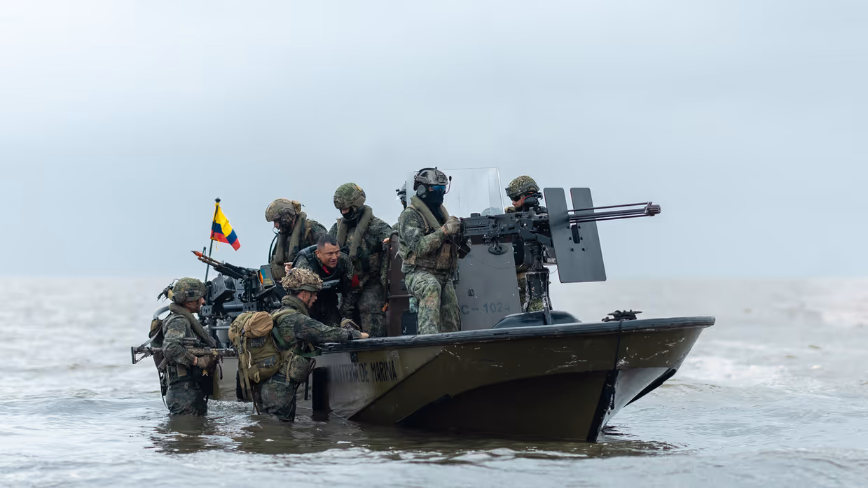 Op de 4 foto’s varen mariniers door de jungle, laat een marinier een drone op, bewaken mariniers een gevangene op het strand en stappen mariniers in een boot.