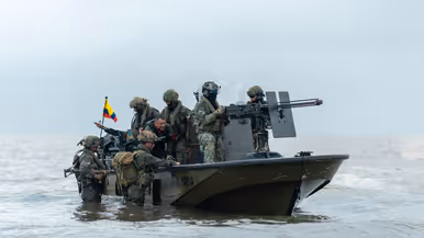 Op de 4 foto’s varen mariniers door de jungle, laat een marinier een drone op, bewaken mariniers een gevangene op het strand en stappen mariniers in een boot.