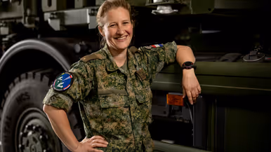 Op de linkerfoto zit Suzanne in haar werkcontainer achter de computer. Op de rechterfoto leunt Suzanne met een arm op een vrachtwagen.