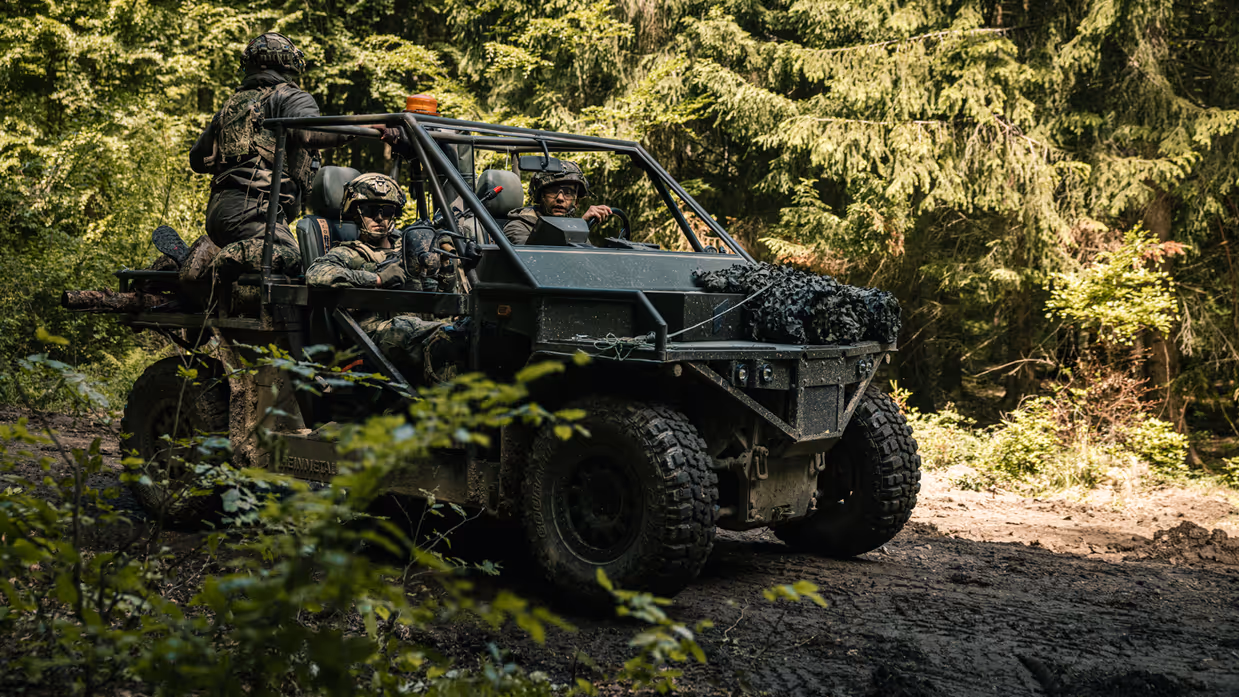 Militairen van 11 Bevoorradingscompagnie Luchtmobiel in een elektrische buggy.