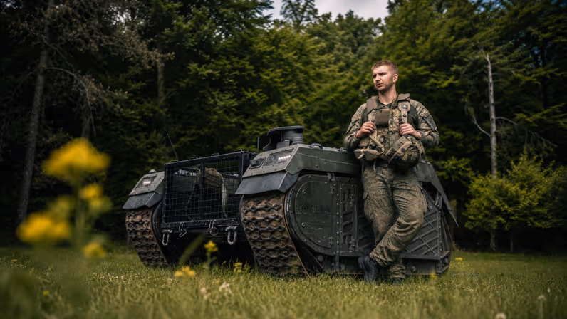 Een AI-gegenereerde foto van een militair in gevechtsuitrusting voor een Milrem THeMIS UGV.