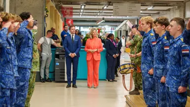  Leerlingen van de Zadkine-school groeten de bestuursvoorzitter en staatssecretaris Boswijk.