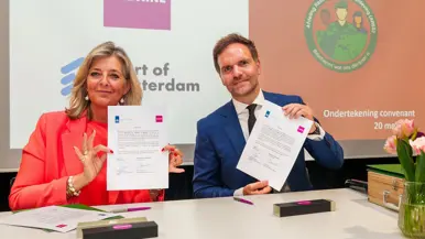 Voorzitter College van Bestuur ROC Zadkine Jacqueline Prins en Staatssecretaris Derk Boswijk laten de ondertekende overeenkomst zien.
