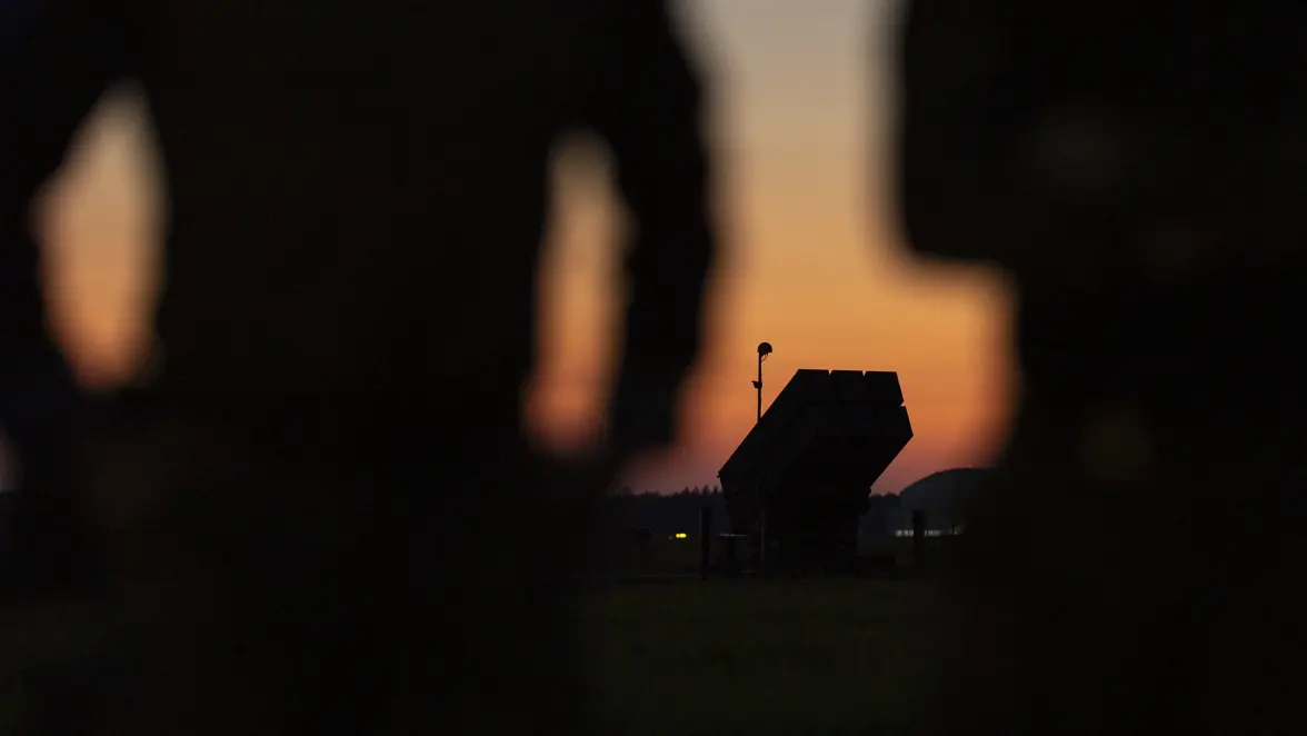 Silhouet van een NASAMS-lanceerinstallatie in het avondrood. 