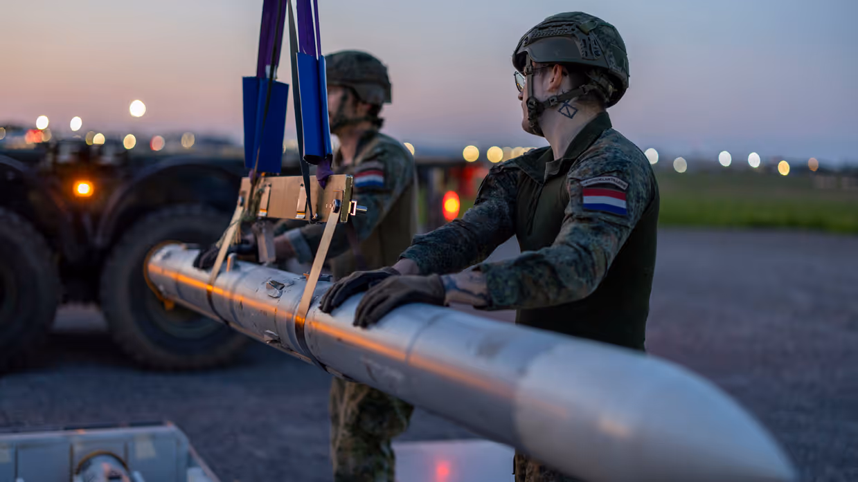 Militairen plaatsen een luchtdoelraket in een launcher.