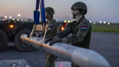 Militairen zijn bezig het takelen van een luchtdoelraket.