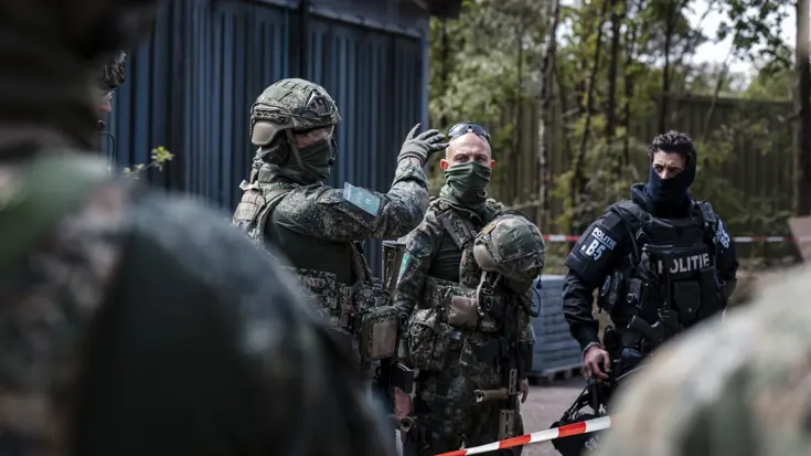Na afloop van een scenario staan militairen en Politiemensen een bespreking te houden.