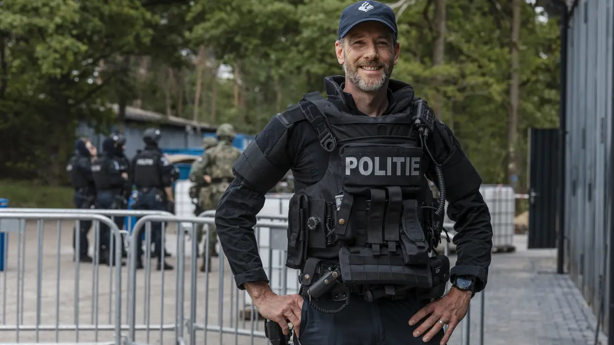 Joost, commandant van de&nbsp;BE&nbsp;van de Politie, met op de achtergrond een scenario.