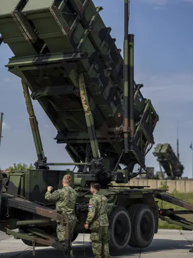 Op de linkerfoto staan Patriot-lanceerinstallaties op een rij. Op de rechterfoto voeren twee militairen handelingen uit aan een Patriot-systeem.