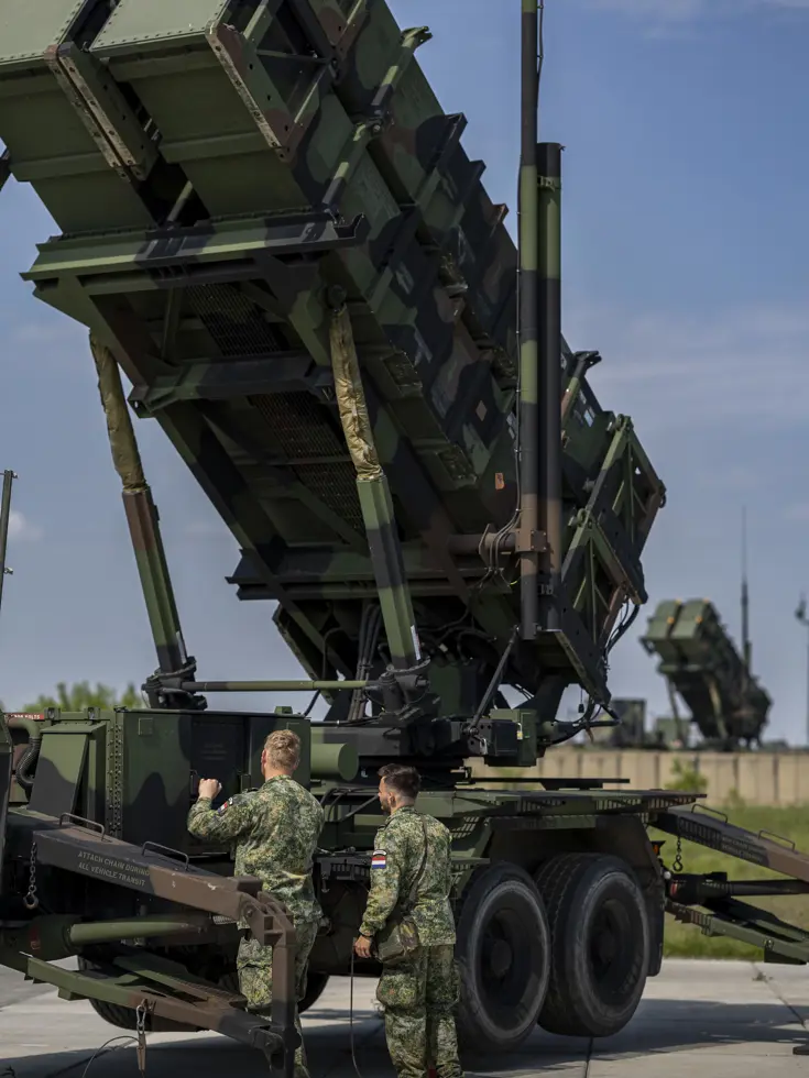 Op de linkerfoto staan Patriot-lanceerinstallaties op een rij. Op de rechterfoto voeren twee militairen handelingen uit aan een Patriot-systeem.
