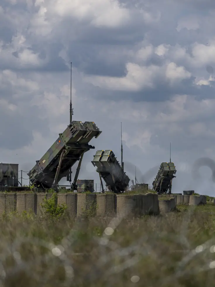 Op de linkerfoto staan Patriot-lanceerinstallaties op een rij. Op de rechterfoto voeren twee militairen handelingen uit aan een Patriot-systeem.