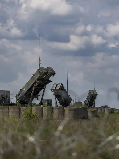Op de linkerfoto staan Patriot-lanceerinstallaties op een rij. Op de rechterfoto voeren twee militairen handelingen uit aan een Patriot-systeem.