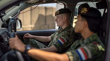 Op de linkerfoto lopen twee militairen naar een Amarok-legervoertuig met daarop een grijze bol. Op de rechterfoto zitten twee militairen in een Amarok-legervoertuig en kijken naar een scherm. 