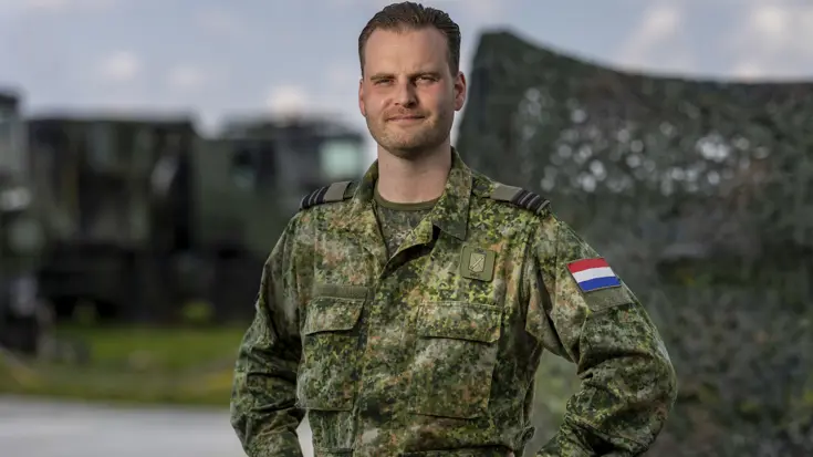Majoor Roy staat met zijn handen in zijn zij.