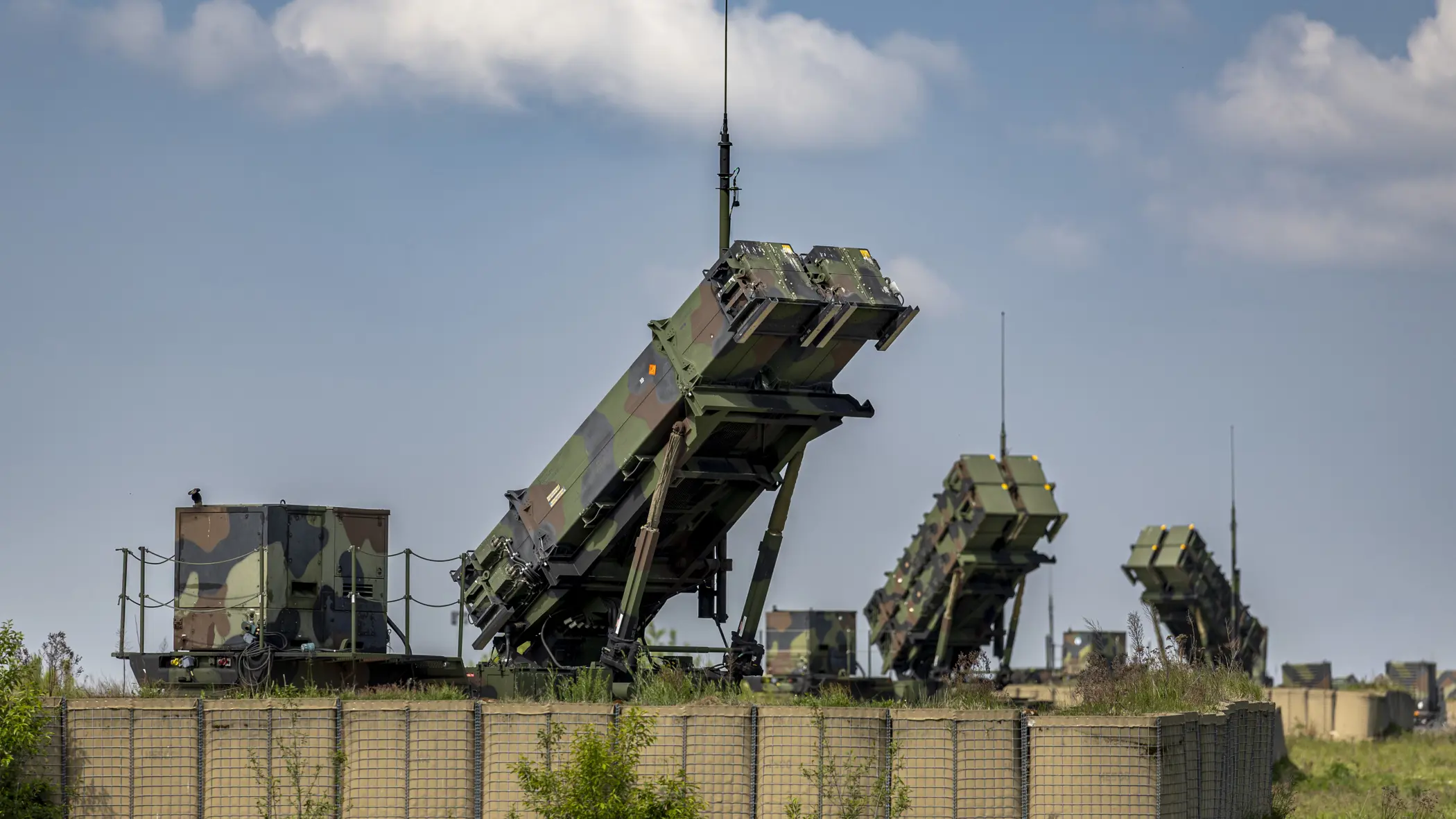 Meerdere Patriot-lanceersystemen staan richting de lucht gericht. 