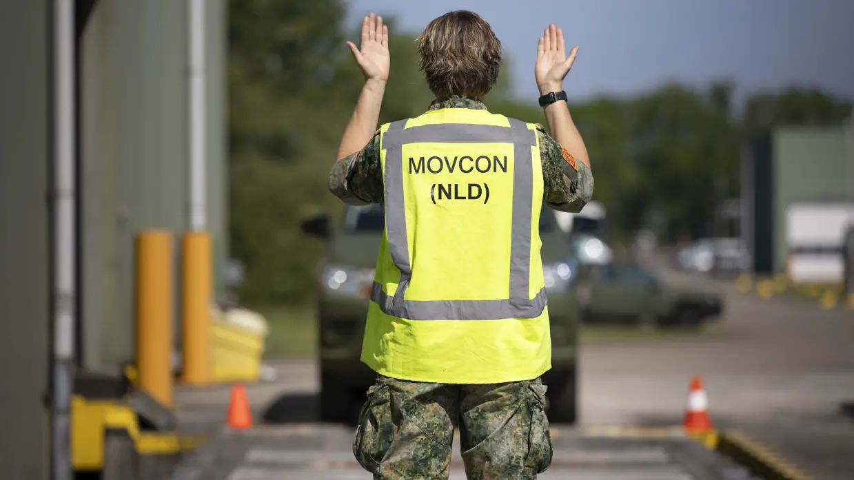 Op de linkerfoto een militair met geel hesje met daarop de letters MOVCON. Hij gebaart naar een voertuig. Op de rechterfoto een kleine file aan legervoertuigen bestemd voor Oekraïne. 
