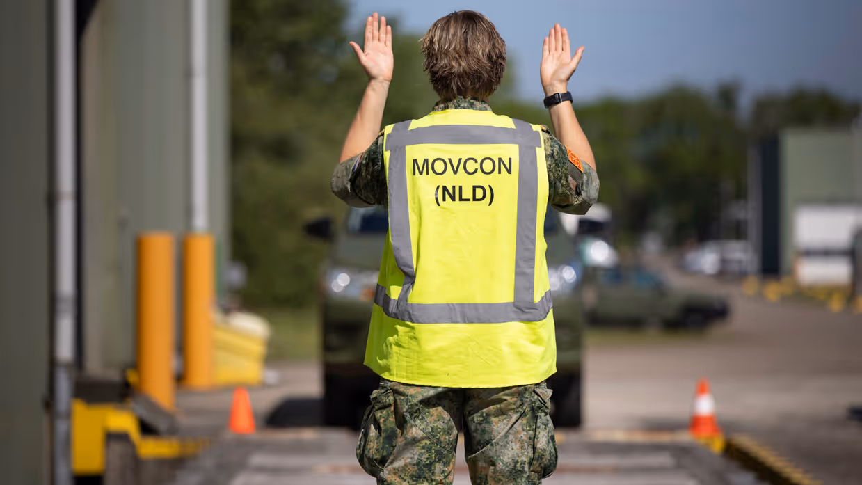 Op de linkerfoto een militair met geel hesje met daarop de letters MOVCON. Hij gebaart naar een voertuig. Op de rechterfoto een kleine file aan legervoertuigen bestemd voor Oekraïne. 