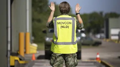 Op de linkerfoto een militair met geel hesje met daarop de letters MOVCON. Hij gebaart naar een voertuig. Op de rechterfoto een kleine file aan legervoertuigen bestemd voor Oekraïne. 