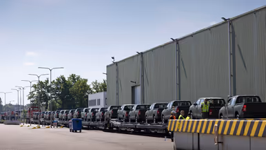 Speciaal opgeleide militairen van Movement Coordination (MOVCON) zorgen ervoor dat de belading snel en veilig verloopt. 