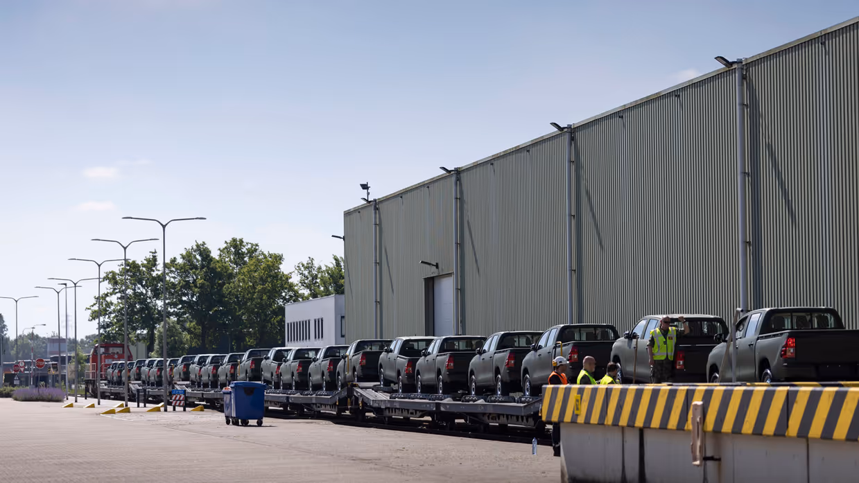 Speciaal opgeleide militairen van Movement Coordination (MOVCON) zorgen ervoor dat de belading snel en veilig verloopt. 