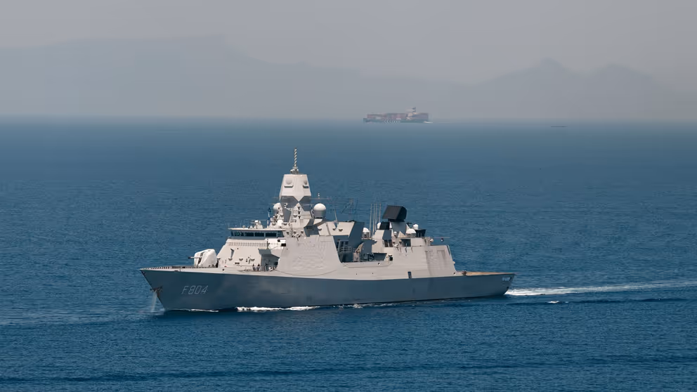 Marinefregat op zee.