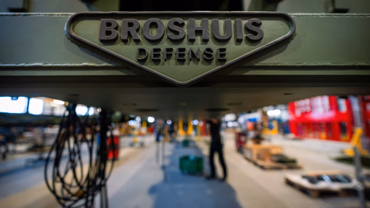 Logo Broshuis Defense in staal oplegger.