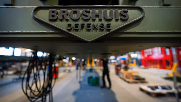 Logo Broshuis Defense in staal oplegger.