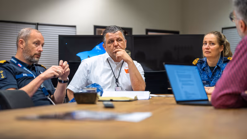 KLTZ Jasper Bol, MAJ Jan Heerema en LTZ 1 Eva Heijmans aan tafel tijdens het interview.