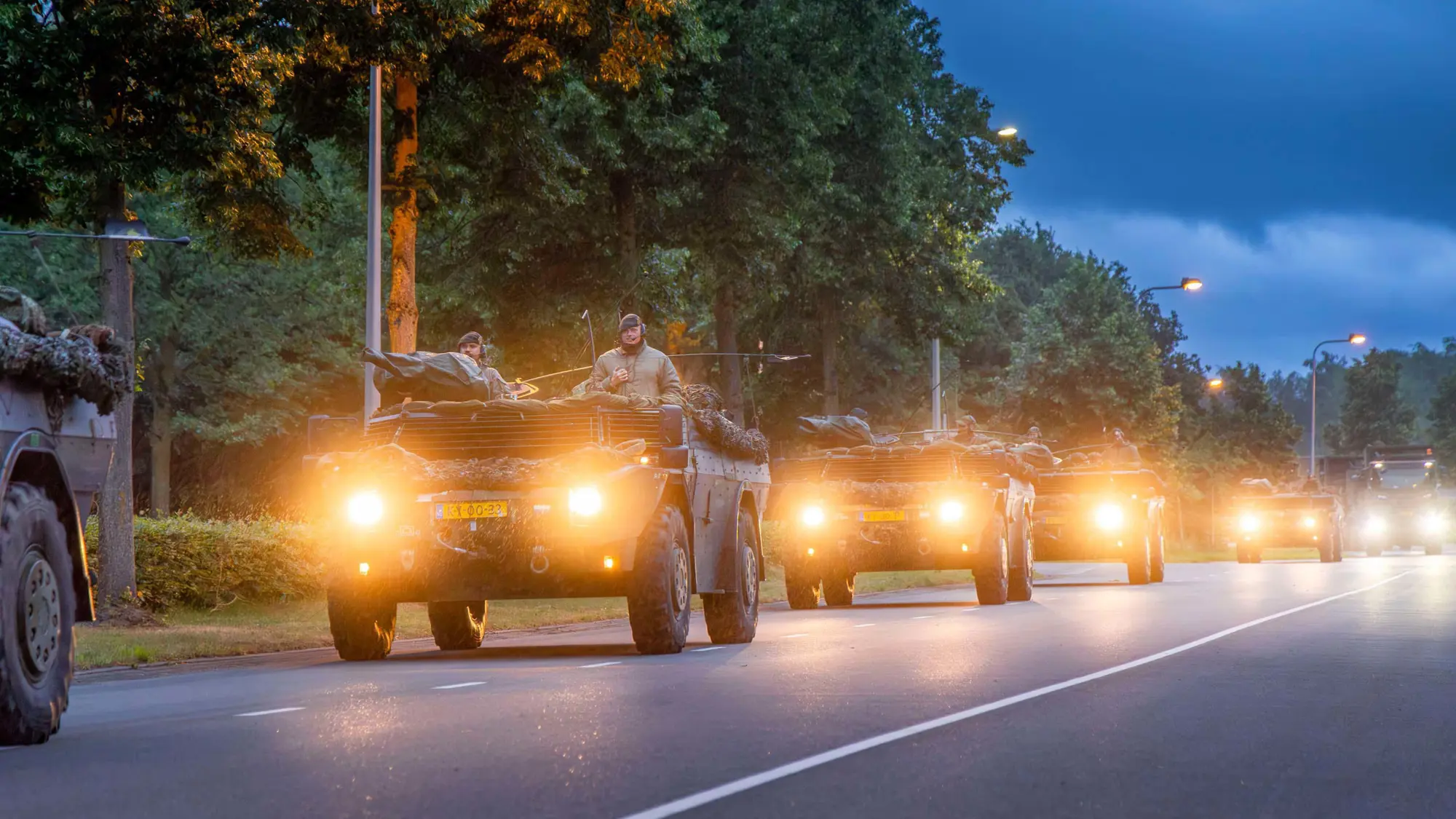 Militairen legt andere militair iets uit.