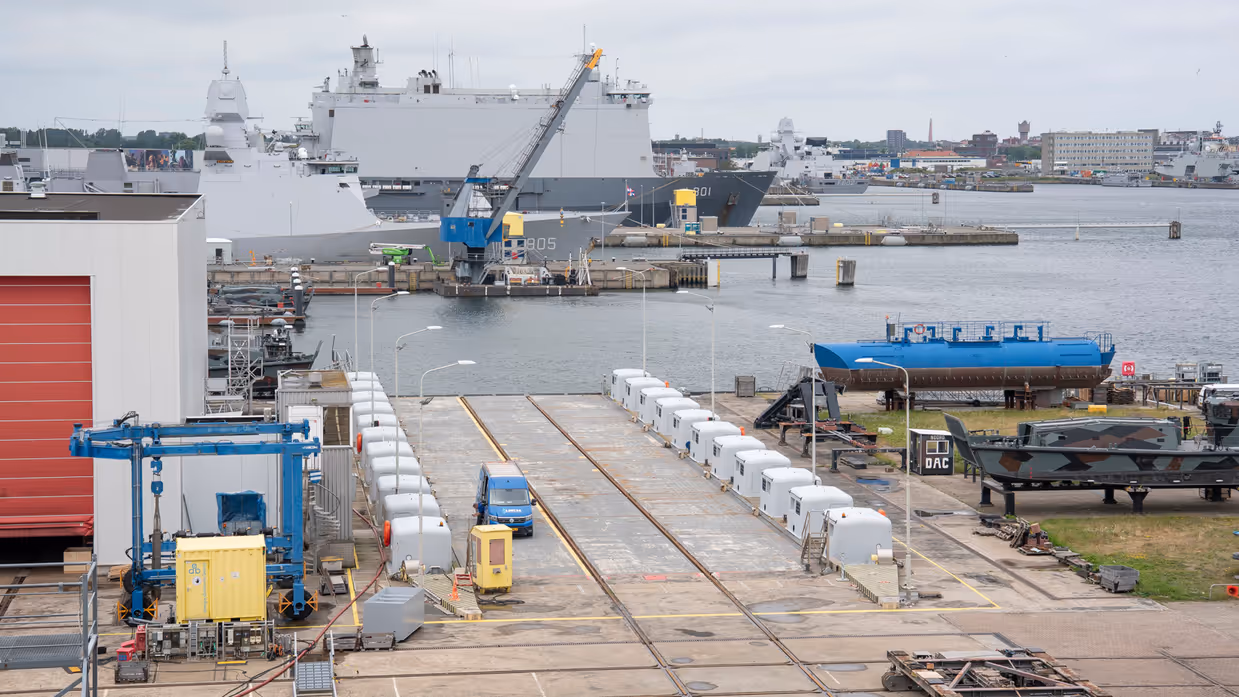 Uitzicht over een deel van de marinewerf van DMI.