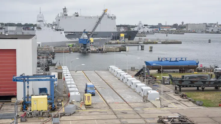 Uitzicht over een deel van de marinewerf van DMI.