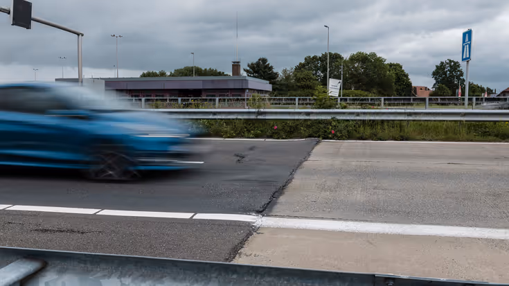 De snelweg A77 loopt duidelijk zichtbaar over in de Duitse Autobahn.  