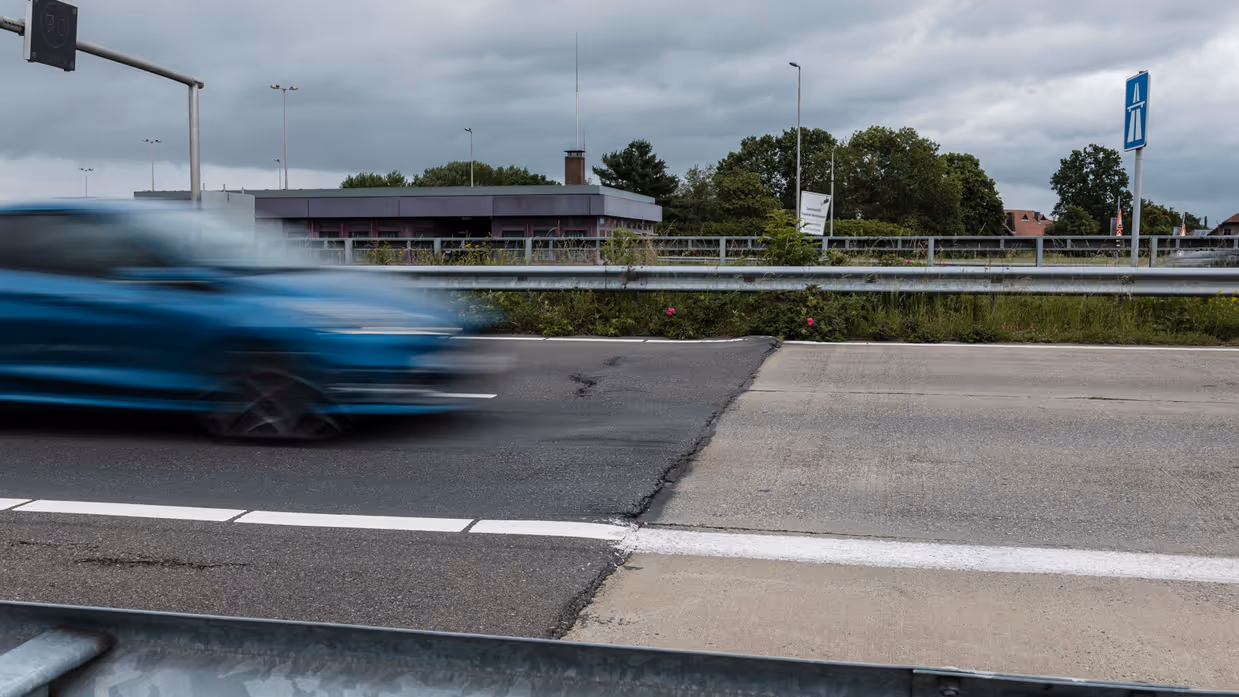De snelweg A77 loopt duidelijk zichtbaar over in de Duitse Autobahn.  