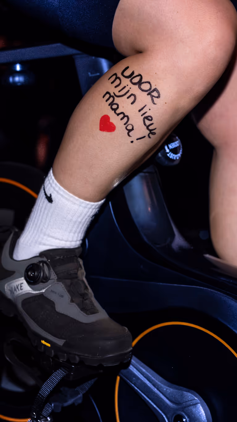 Afbeelding van tekst ‘voor mijn lieve mama’ op been sporter