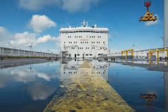 Leeg dek van transportschip.