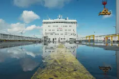 Leeg dek van transportschip.