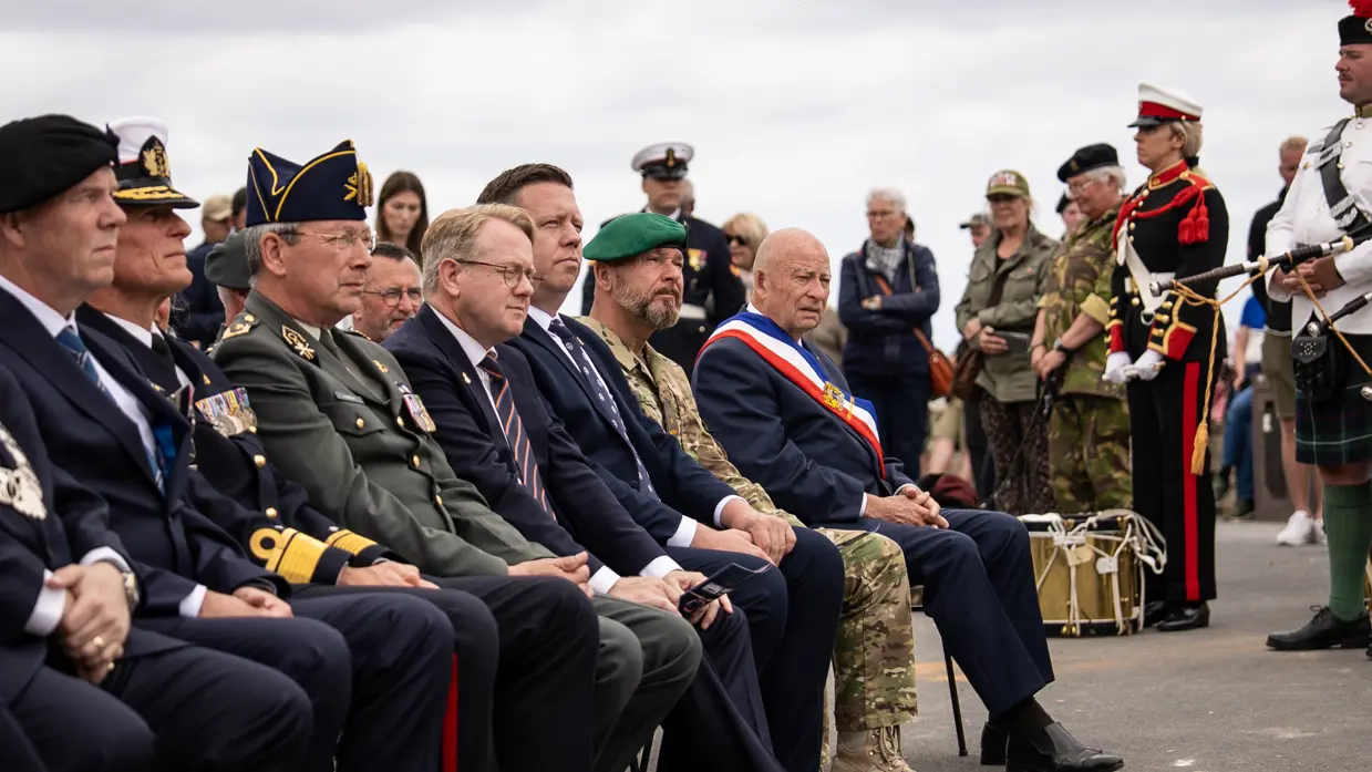 De voorste rij bij de onthulling van de plaquette in Arromanches-les-Bains, Normandië, ter nagedachtenis aan de zeelieden van de koopvaardij en marine in de Tweede Wereldoorlog.  &nbsp;