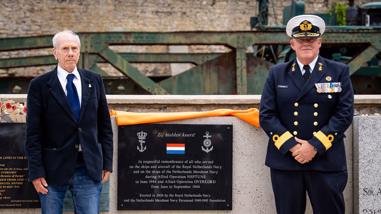 John Vet en commandeur Frank Lenssen bij de plaquette in Arromanches-les-Bains.
