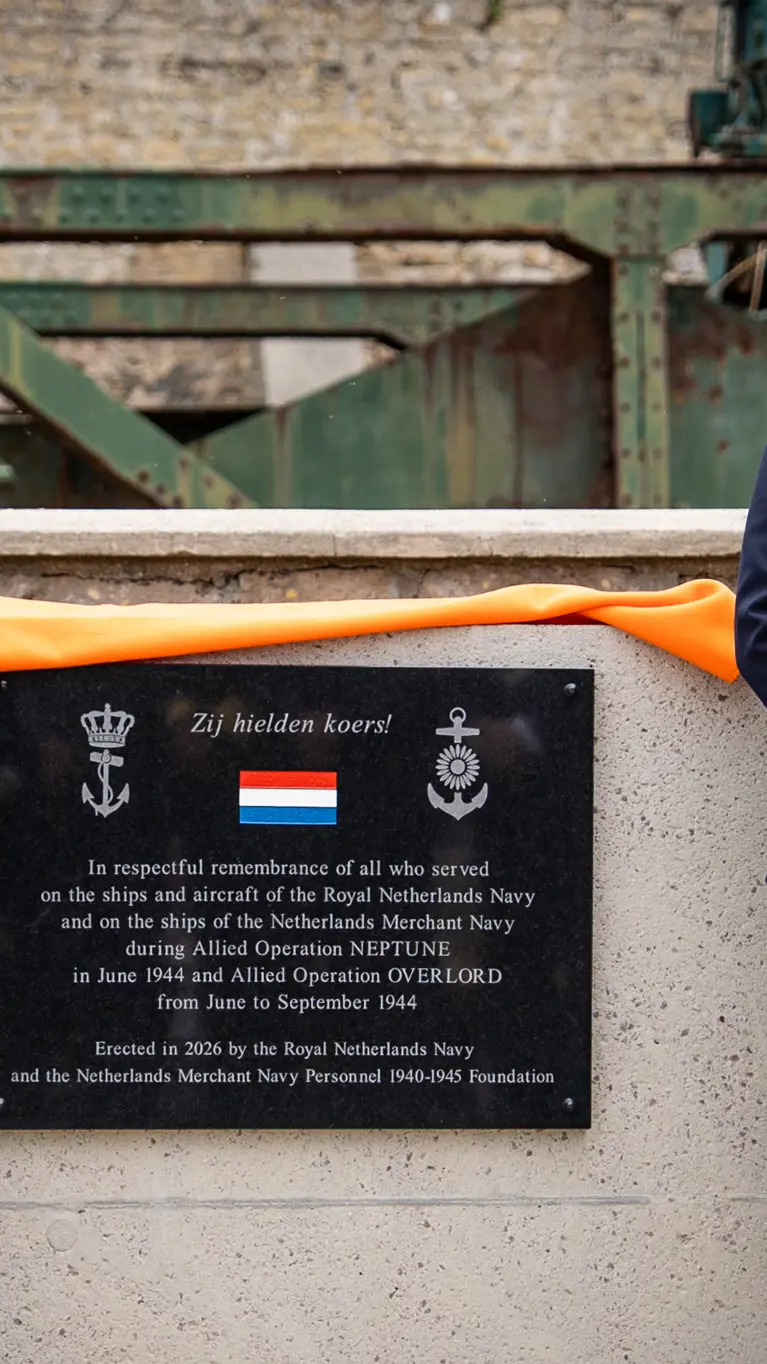 John Vet en commandeur Frank Lenssen bij de plaquette in Arromanches-les-Bains.