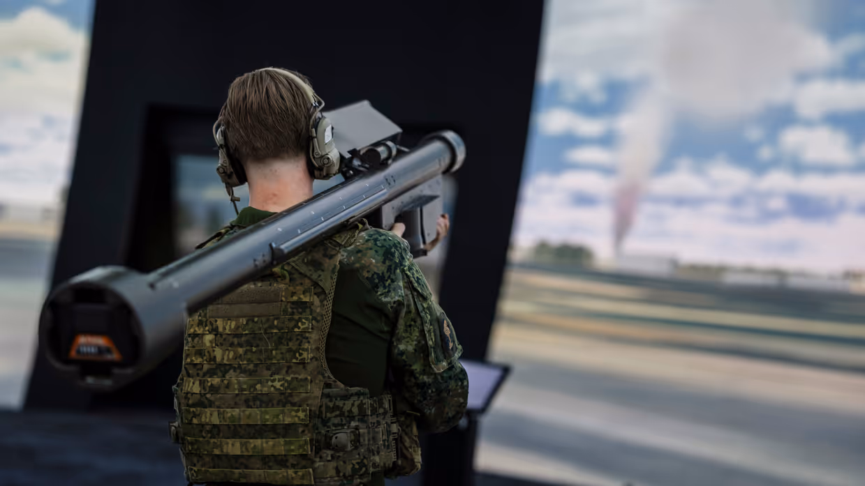 Een militair staat met een Stinger op zijn schouder in de Stingerdome.