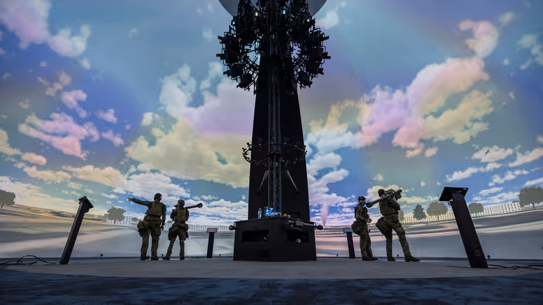 Militairen lopen met Stingers door de nieuwe Stingerdome.