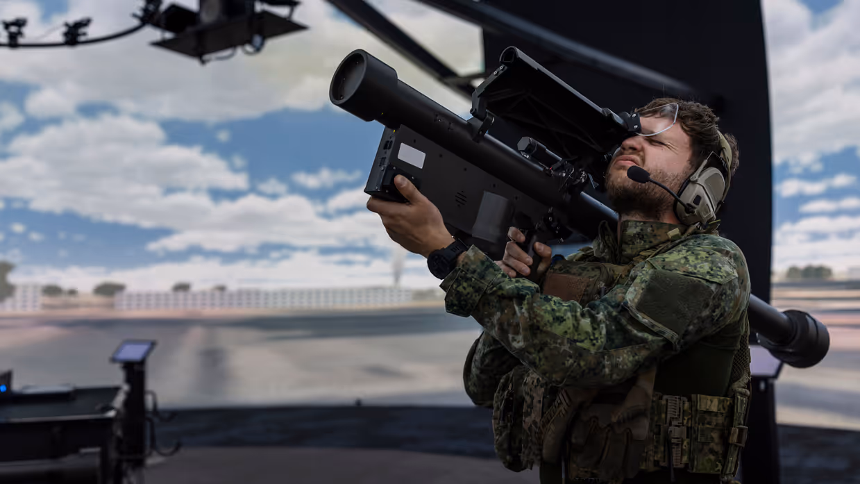 Een militair kijkt door het vizier van een Stinger.