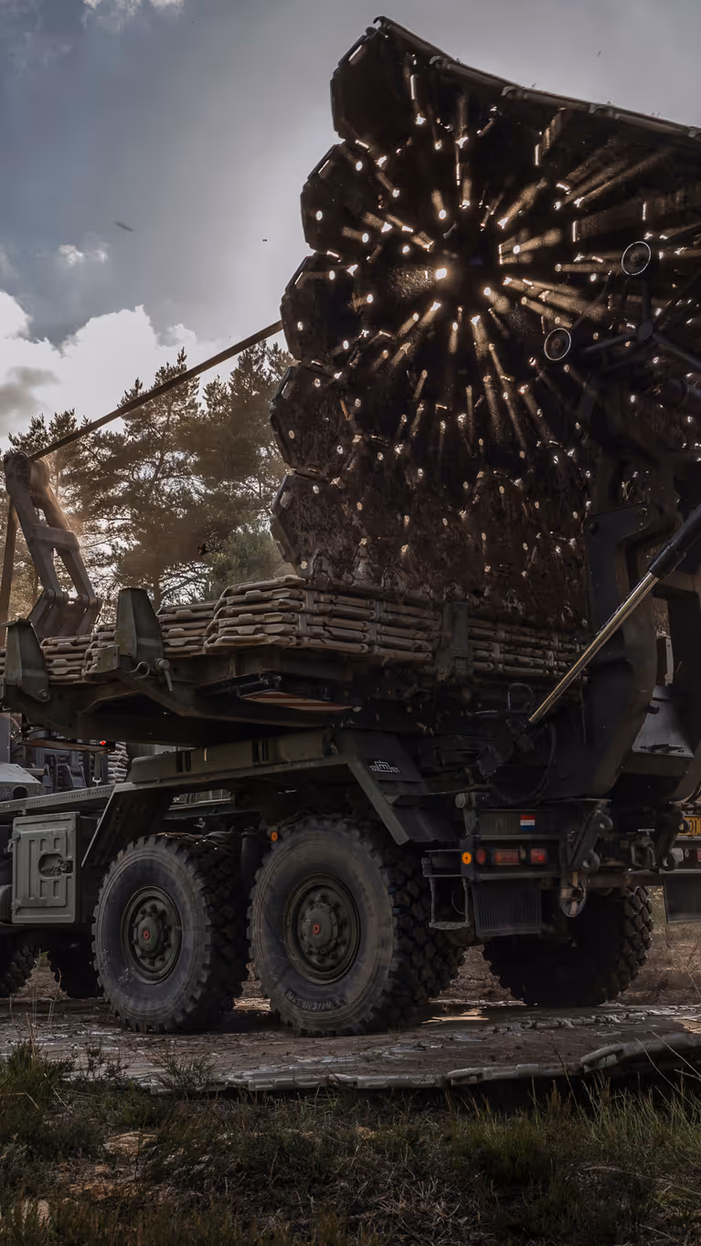 Een militaire bruglegger legt tijdens oefening Fighter Lion een brug over een obstakel.