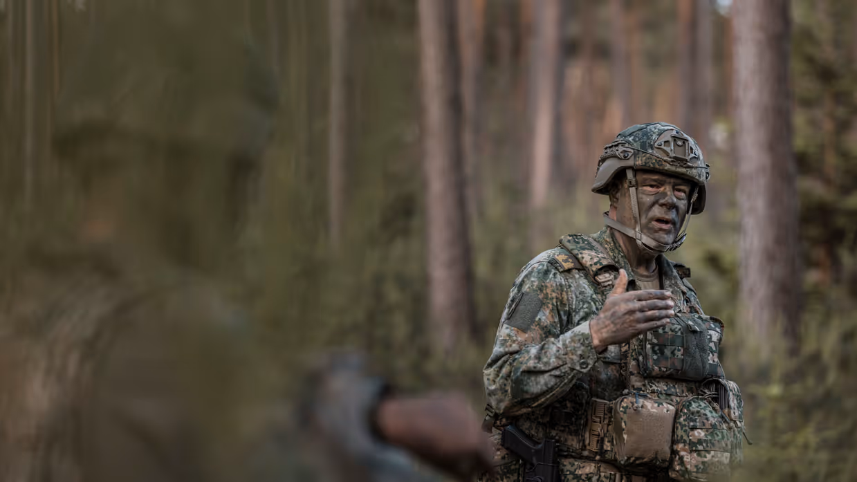 Brigadegeneraal Remco van Ingen in camouflage-uniform en met gecamoufleerd gezicht. 