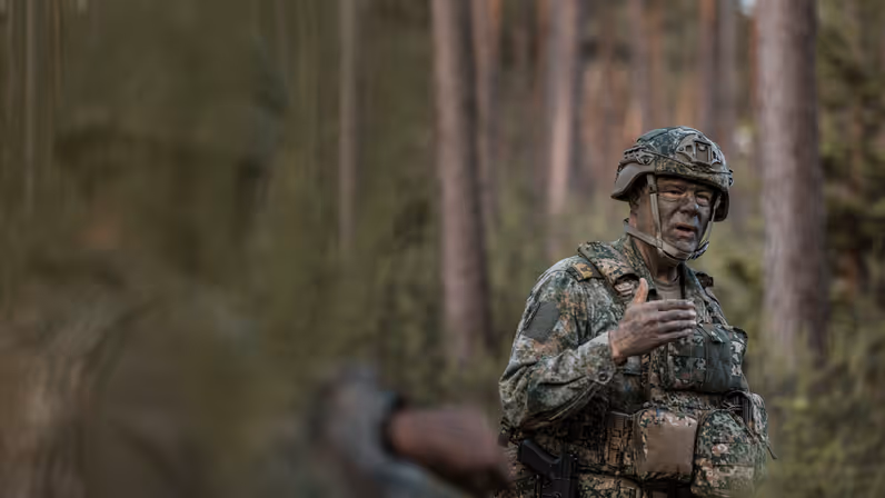 Brigadegeneraal Remco van Ingen in camouflage-uniform en met gecamoufleerd gezicht. 