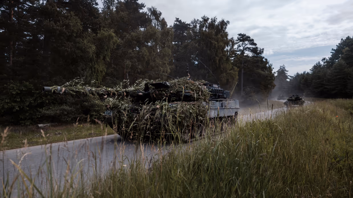 Gemechaniseerde voertuigen rukken op tijdens oefening Fighter Lion zodra de situatie veilig genoeg is om versterkingen naar voren te brengen.